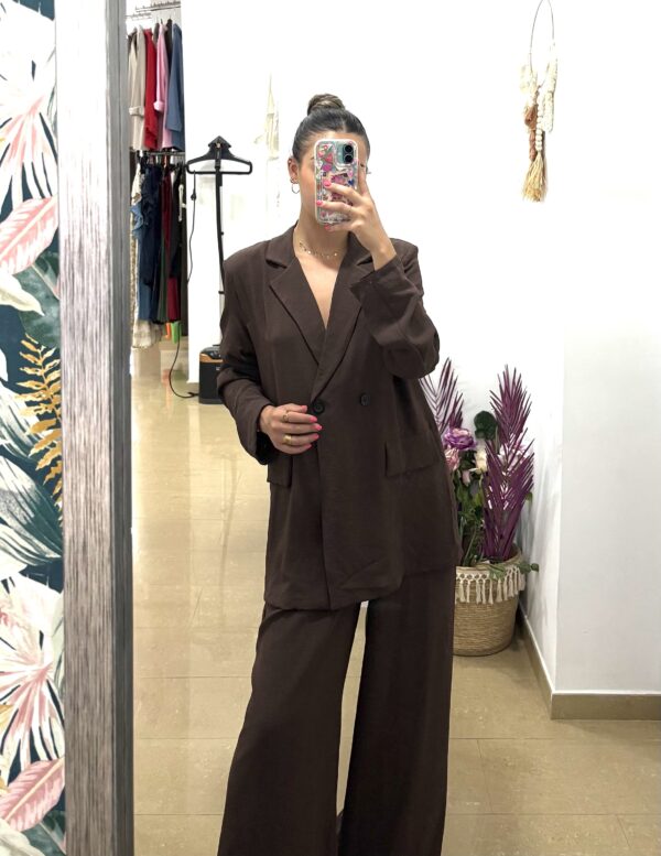 Traje chocolate